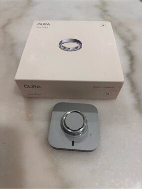 Oura Ring 4 - Silver Metallic Smart Ring